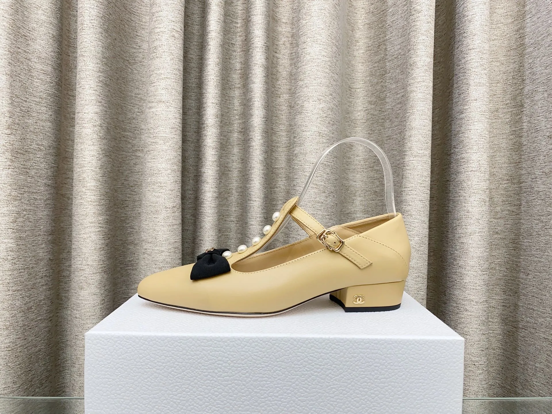 👟👟Ex-factory price 620👟👟 25Ss new spring and summer Chanel small fragrant pearl bow Mary Jane shoes. The cute bow decoration is playful and elegant ~ the upper is decorated with pearls, full of exquisiteness, and you can walk properly and beautifully! It's 100% sweet and so beautiful that you can't take your eyes away. It's comfortable and not tiring for your feet. It lengthens your leg lines! Have beauty and wear it with your own style and attitude! Upper: Lambskin Lining: Lambskin lining Sole: Italian genuine leather sole Size: 35-39 (40, 41 customizations are not returnable)